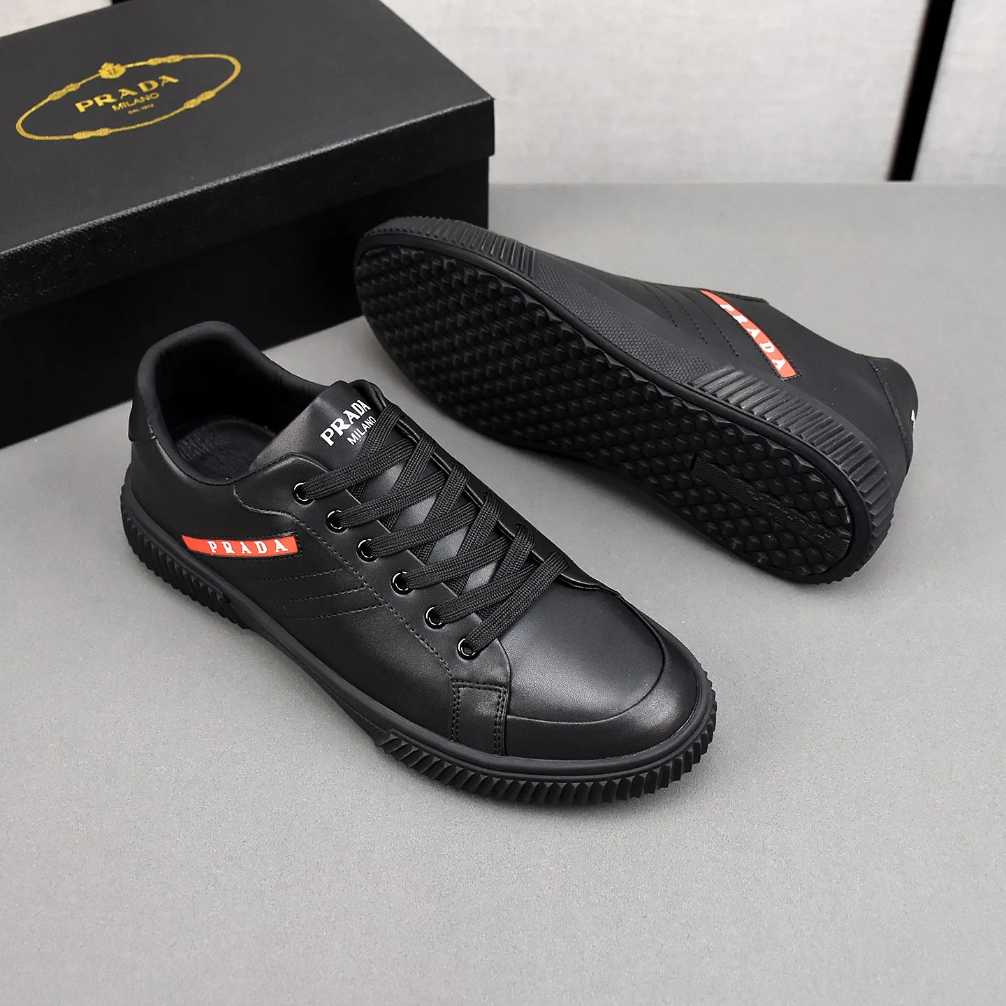 PP420👟👟👟Prada set off the audience! Prada, an international brand that is constantly innovating, this men's casual shoe, the original version, made of cowhide leather at a ratio of one to one at the store, with leather feet and rubber non-slip outsole, breathable and comfortable, quality speaks for itself👄38-44